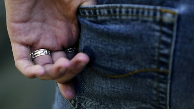 Descubre en qué dedo se lleva el anillo de castidad: mitos y verdades