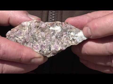 Descubre los fascinantes colores de los minerales que adornan las rocas